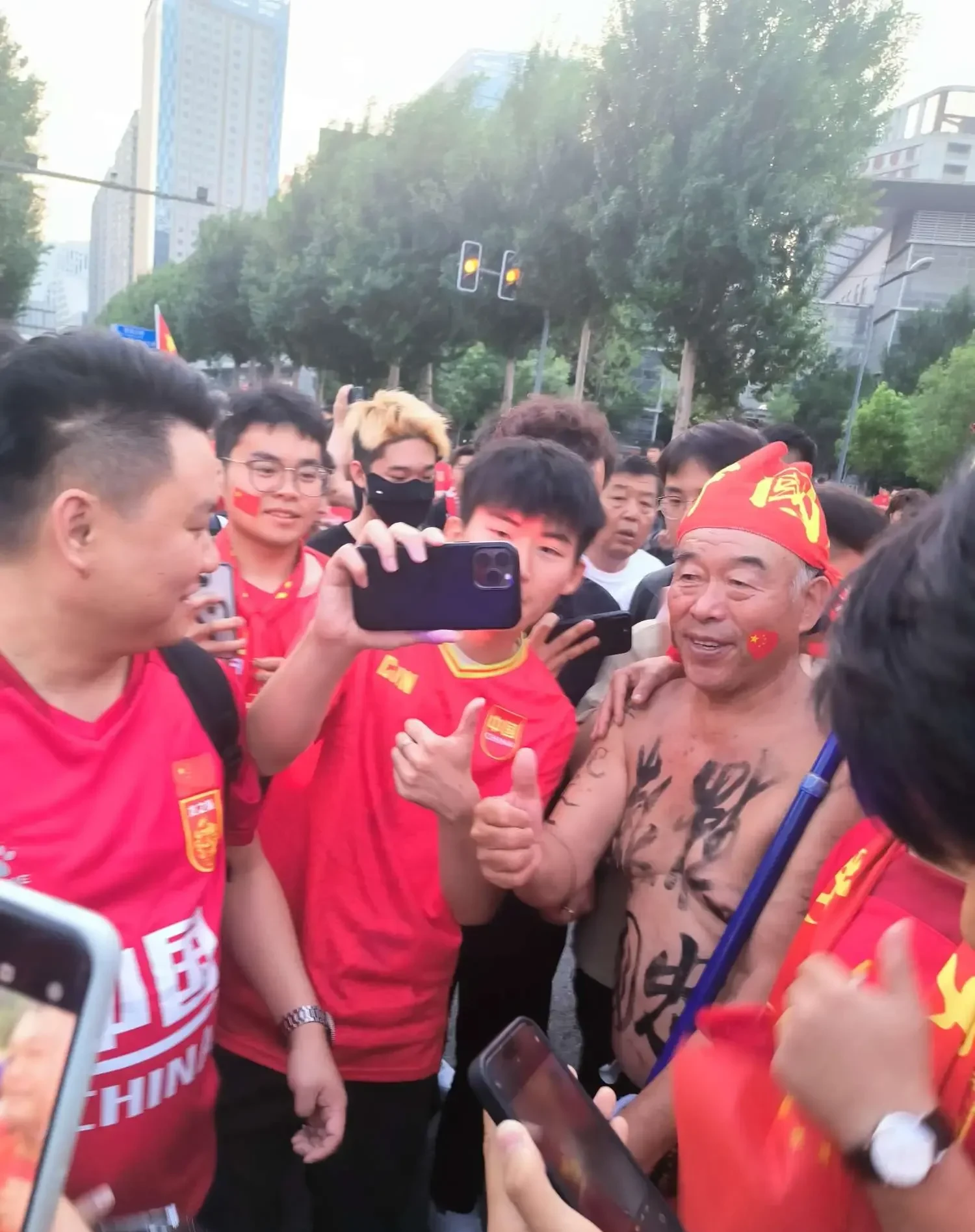 大连人和队主场胜利，球迷热情加油助威支持的简单介绍