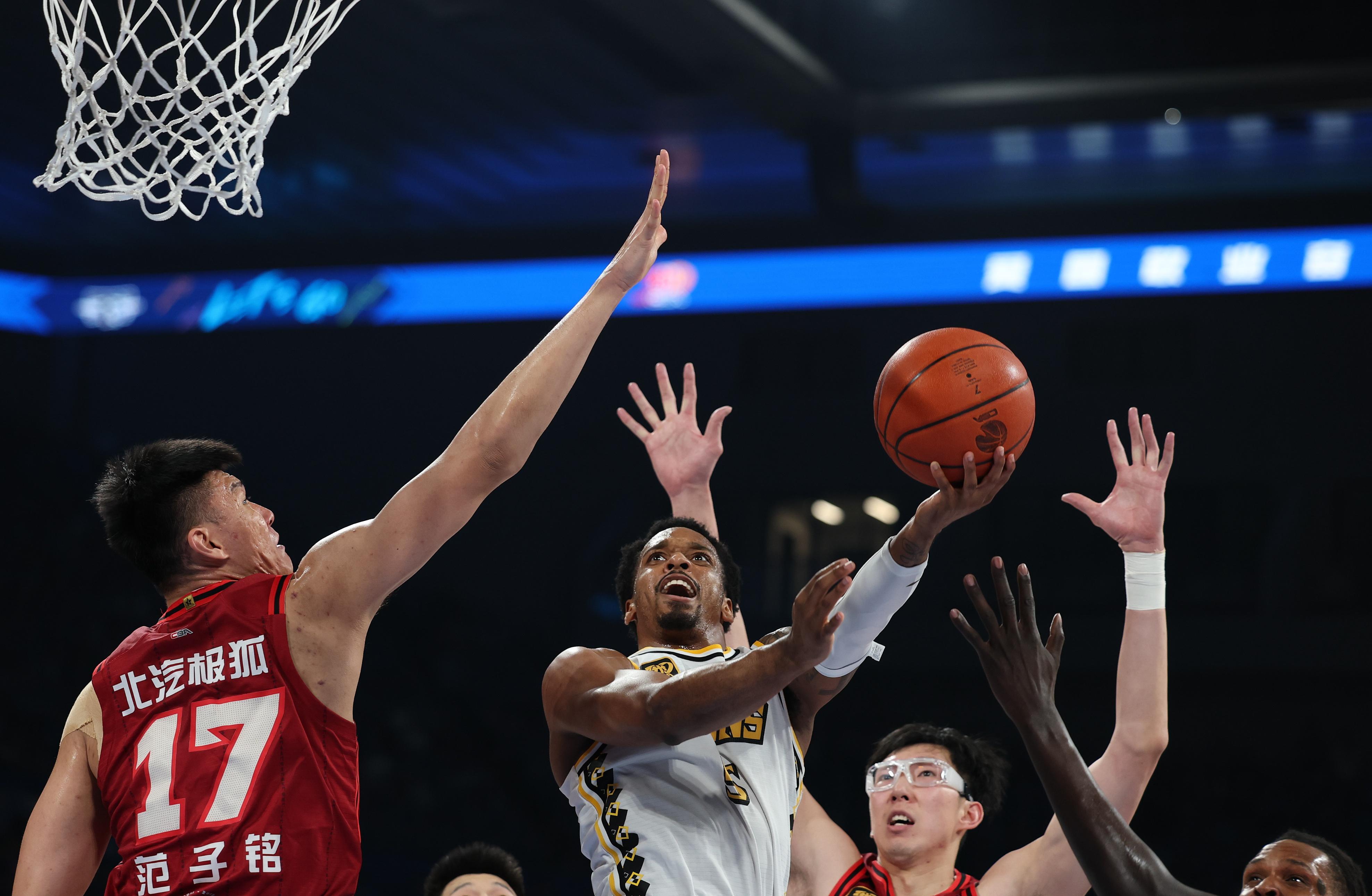 火箭力克广东队，西亚卡姆点燃赛场