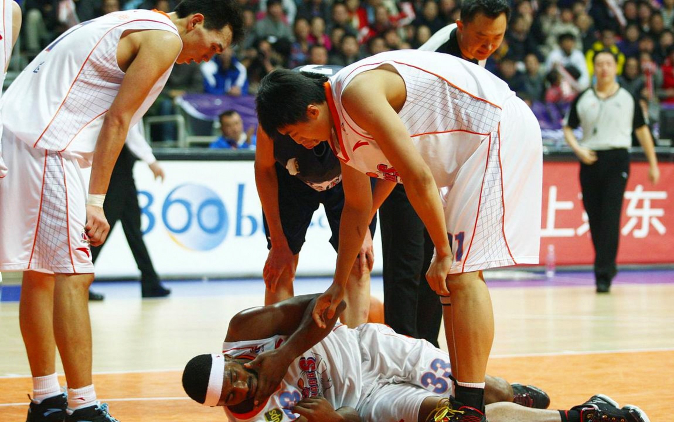 世俱杯直播-广厦队最后时刻击败黄蜂，克莱在欧冠淘汰赛接管比赛