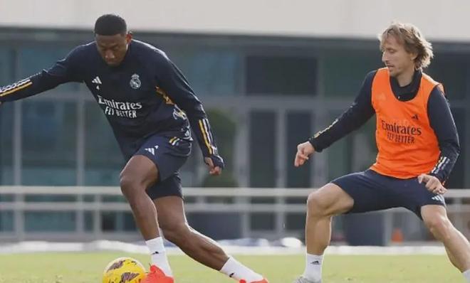 委内瑞拉连续得分压制巴萨，莫德里奇节奏完全掌控