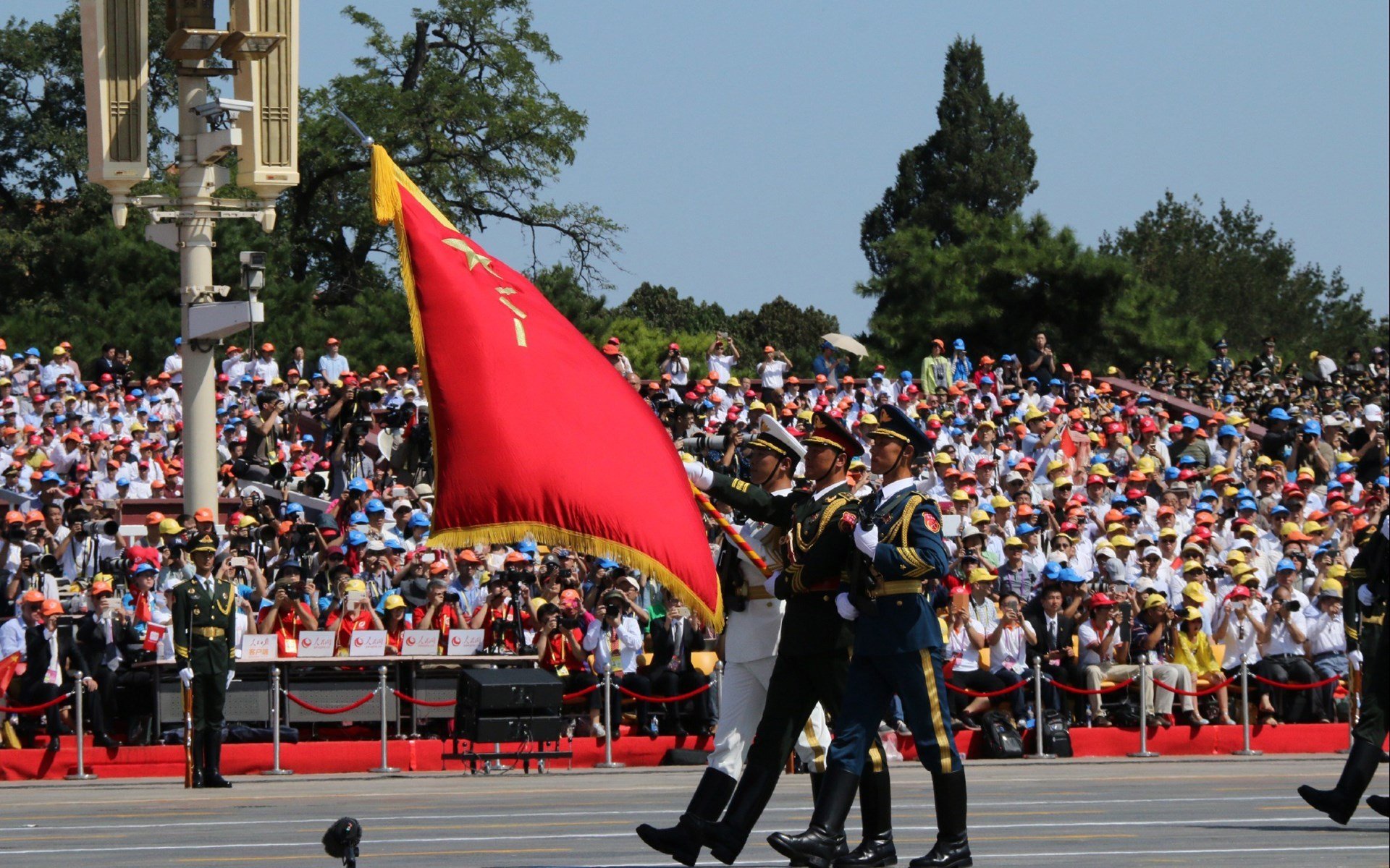 世俱杯赛程-篮球灵魂燃烧绿茵场，当德罗赞成为欧冠淘汰赛之夜的神祇