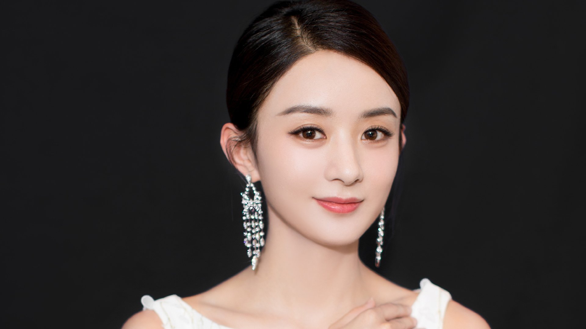 米切尔主宰年度焦点战，鹈鹕险胜老鹰演绎经典对决