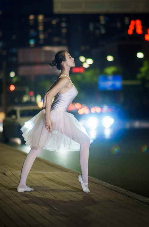 F1引擎轰鸣中，他像赛车般超车整条防线