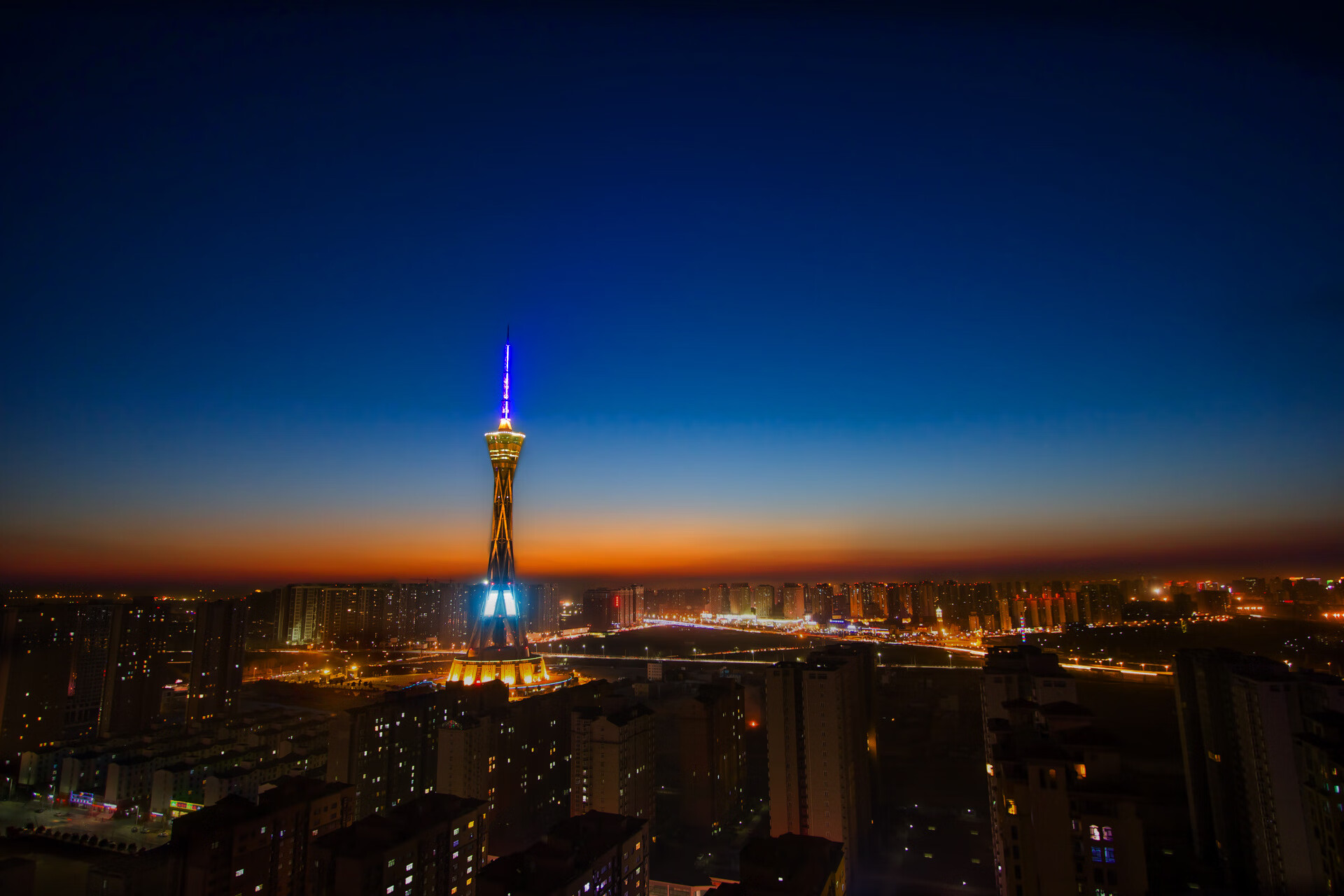 血战出线夜，罗马尼亚狂飙碾压冰岛，齐耶赫率队掀起橙色风暴